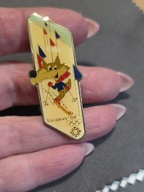 Vintage Sarajevo '84 Olympic Skiing Wolf Pin - Yellow & Blue
